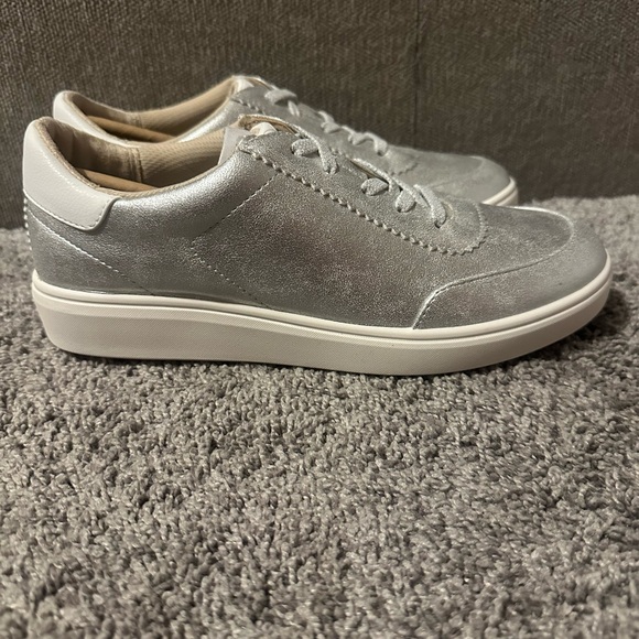 Life Stride Women’s Happy Hour Silver Sneaker‎ with Extra Arch Support Size 8 - Picture 2 of 9
